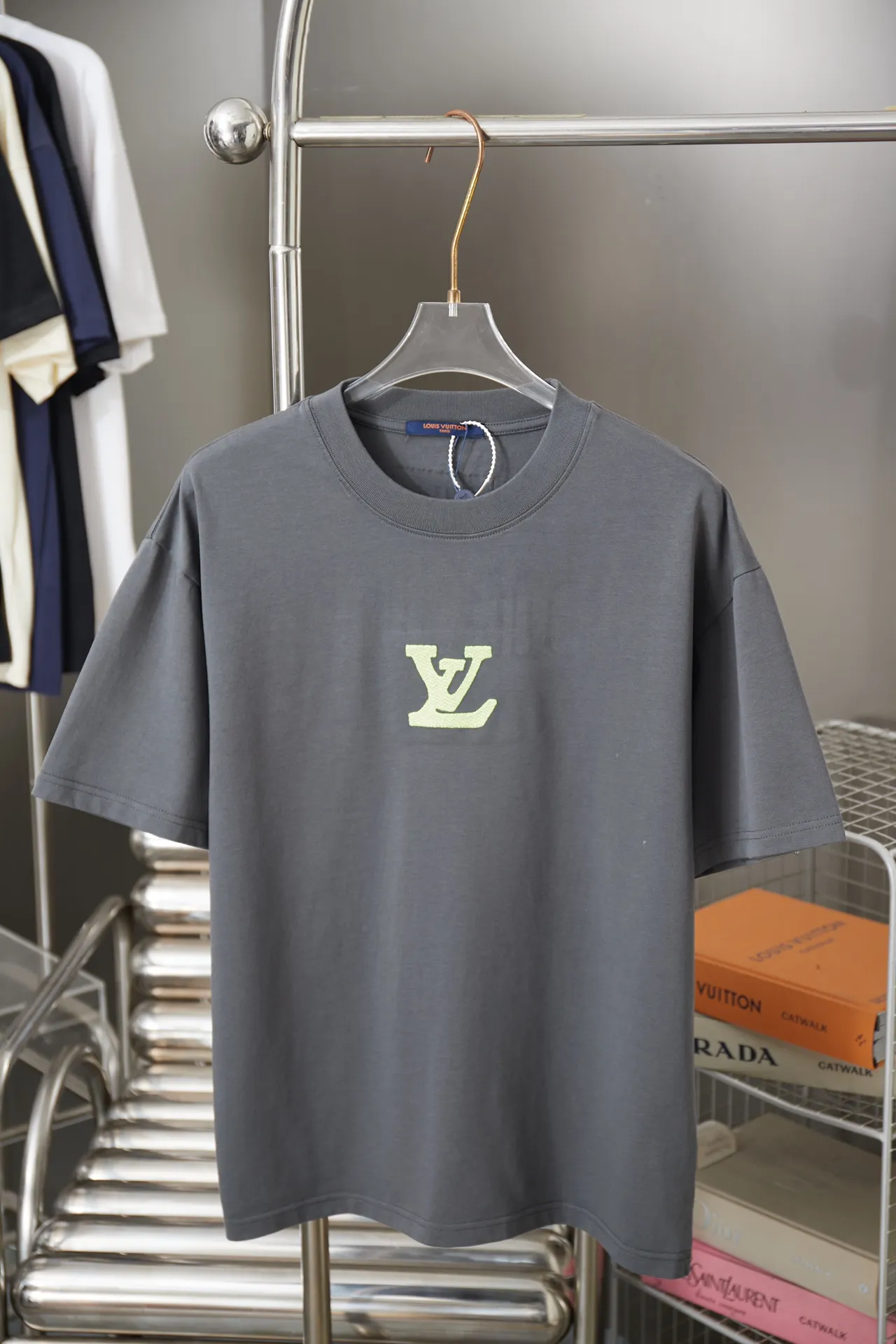🅿️190 1V 25SS early spring new style embroidered LV letter short sleeves light luxury essential item for daily commuting for men and women Correct version Welcome to compare Detailed features · 320g 100% pure cotton double yarn jersey fabric · Special thickened 32 pieces of double-strand 1X1 thread in the same vat · Imported Tajima machine hollow show embroidery LV letter craft. Ready-made clothes are washed to make the embroidery softer · Double-needle stitching and cross-seam technology · Original main mark, washed tag, brand moisture-proof paper packaging Color: black/white/grey Size: S/M/L/XL